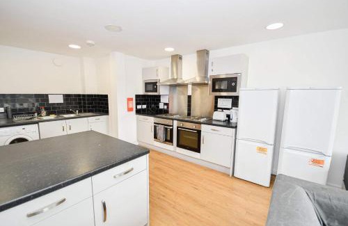 Liverpool Apartment | Convenient 8 Bedroom Apartment in Liverpool