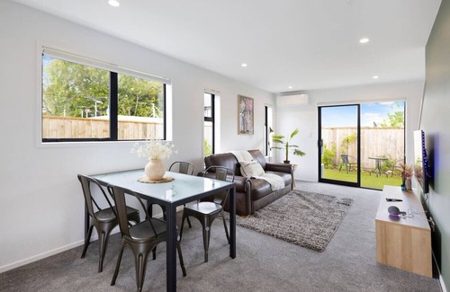 Trentham House | Convenient & Cozy 2BR Retreat - Oliver Place