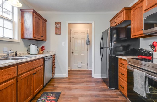 Fayetteville House | Convenient Fayetteville Home - 6 Mi to Downtown!