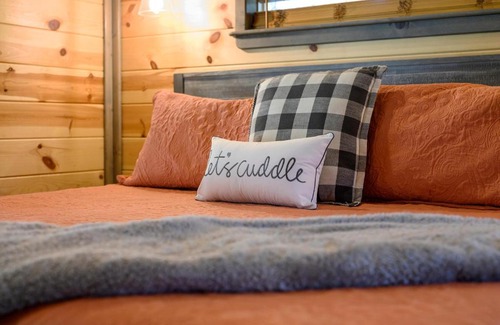 Broken Bow House | Convenient Romantic Hot Tub BBQ 3-night special!
