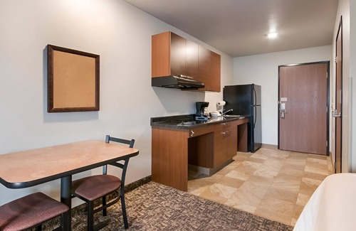 Council Bluffs Hotel | Convenient Room w/ Kitchen Minutes from Mid-America Center & Bob Kerrey Bridge