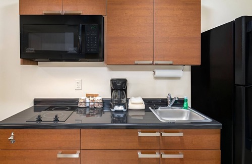 Council Bluffs Hotel | Convenient Room w/ Kitchen Minutes from Mid-America Center & Bob Kerrey Bridge