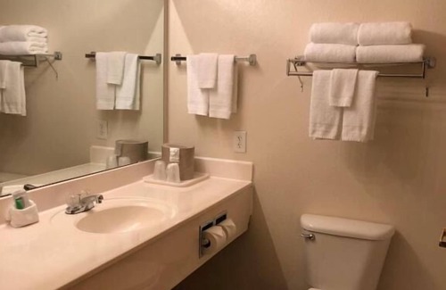 Kelso House | Convenient Stay in GuestHouse Kelso Longview! 4 Comfortable Units, Free Parking