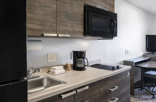 Tucson Hotel | Convenient Tucson Stay with Full Kitchen, Near Downtown Tucson!
