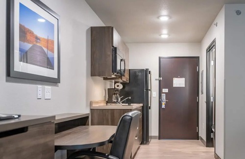 Tucson Hotel | Convenient Tucson Stay with Full Kitchen, Near Downtown Tucson!