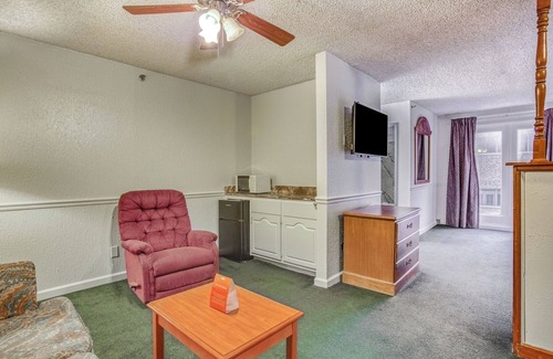 South Tulsa Hotel | Convenient Tulsa Room Close to Major Attractions + Local Green Spaces