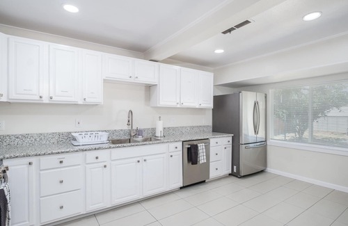 Raisin House | Conveniently located to Airport and Downtown