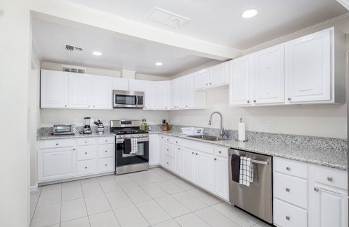 Raisin House | Conveniently located to Airport and Downtown