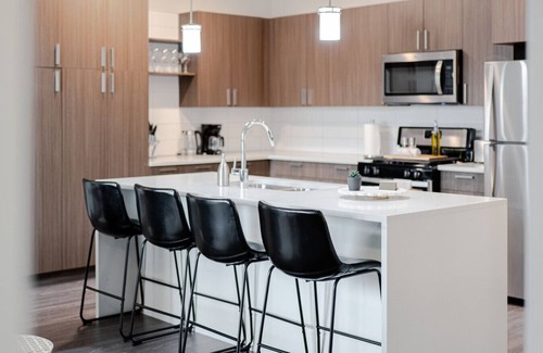 Rio Grande Apartment | Convention Ctr Lux 2BR Pool,Htub,Gym,Theatre,Pkg