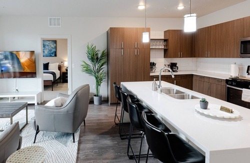 Rio Grande Apartment | Convention Ctr Lux 2BR Pool,Htub,Gym,Theatre,Pkg