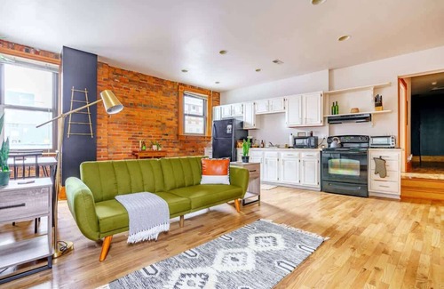 Weinland Park Apartment | Convention - King Bed - Short North - Free Parking