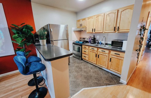 Center City Apartment | Convention Lux/4 King Beds/Pool Table/120" P