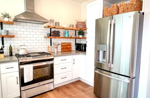 San Anselmo Apartment | Cool and Classy Steps to Downtown