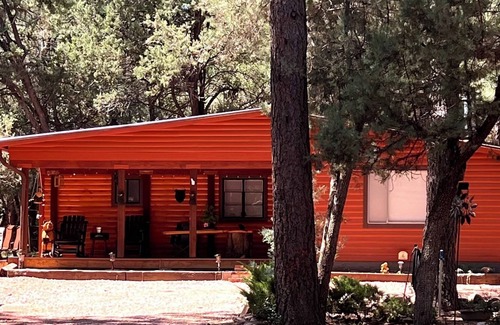 Pine Cabin | Cool cabin with AC in charming Pine