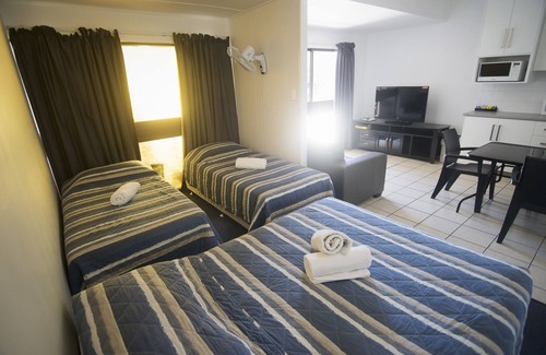 West Mackay Hotel | Cool Palms Motel