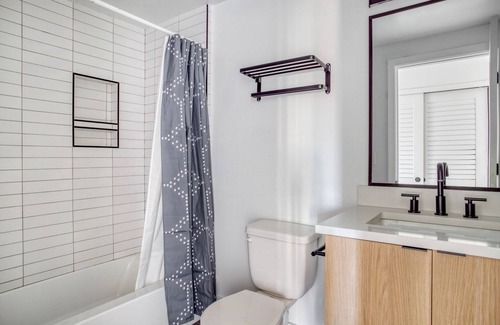 Truxton Circle Apartment | Cool Truxton Circle 2BR, .5 mile to Metro & National Park, by Blueground