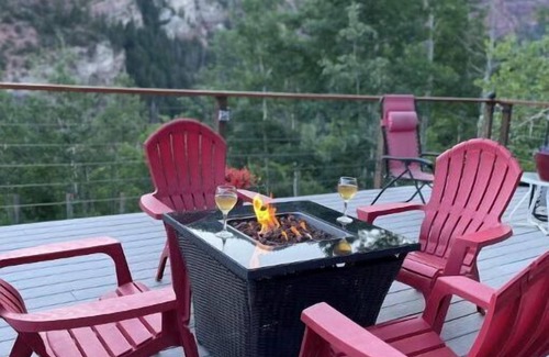 Redstone Apartment | Cool, Comfortable and Spectacular