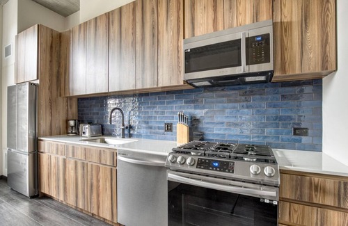 Near West Side Apartment | Cool West Loop Studio w/Rooftop & Dog Wash, nr L, by Blueground