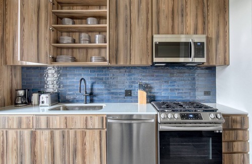 Near West Side Apartment | Cool West Loop Studio w/Rooftop & Dog Wash, nr L, by Blueground