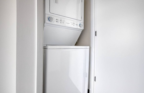 Near West Side Apartment | Cool West Loop Studio w/Rooftop & Dog Wash, nr L, by Blueground