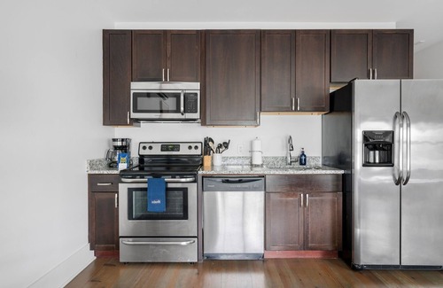 Downtown Charleston Apartment | Cooper Suite: Great Restaurants | Historic King St