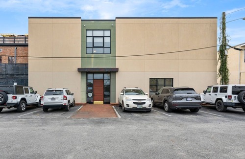 Downtown Charleston Apartment | Cooper Suite: Great Restaurants | Historic King St