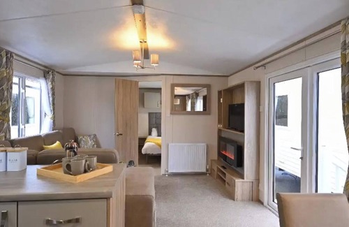 Colchester Cabin | Coopers Beach 3-Bed Caravan, Sleeps 8 & Pets Ok