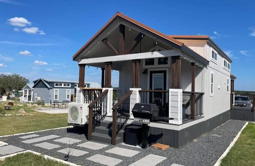 Fredericksburg Cottage | Copper Top - 079