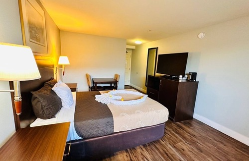 Ocean Shores Hotel | Coratel Inn and Suites By Jasper Ocean Shores - 1 Queen Bed Non Smoking