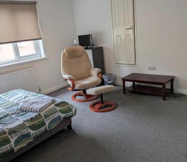 Corby House | Corby Town Vacations Rooms available for Couples & Singles