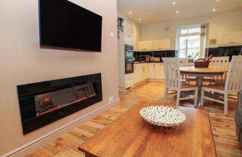 Tideswell House | Corner Cottage