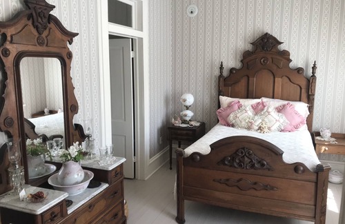 Maeystown Bed & Breakfast | Corner George Inn Bed & Breakfast