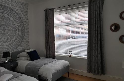 Reddish House | Corner House, Sleeps 8 in 4 Bedrooms, near train station, Great Value!