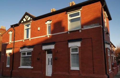 Reddish House | Corner House, Sleeps 8 in 4 Bedrooms, near train station, Great Value!