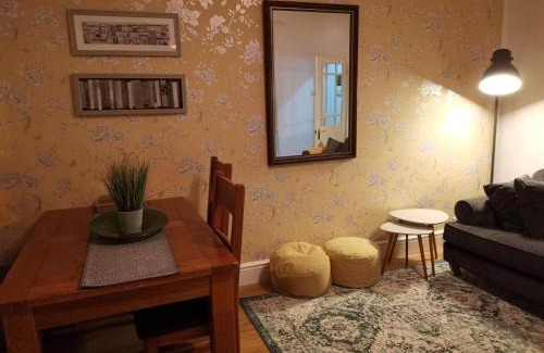 Reddish House | Corner House, Sleeps 8 in 4 Bedrooms, near train station, Great Value!