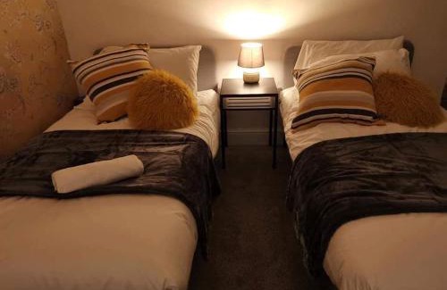 Reddish House | Corner House, Sleeps 8 in 4 Bedrooms, near train station, Great Value!