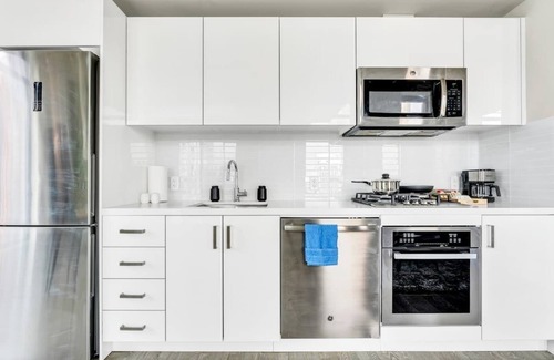 Connaught Condo | Corner Luxury High-Rise Condo | Sleeps 7