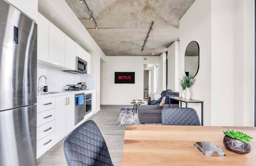 Connaught Condo | Corner Luxury High-Rise Condo | Sleeps 7