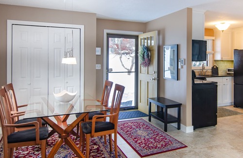 Quechee House | Corner townhome with mountain views, gas fireplace & AC - Quechee Club access