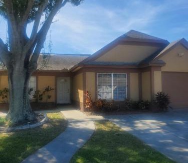 Bearss Plaza House | Corner villa