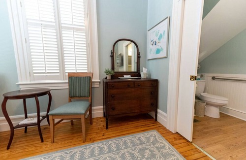 Edenton Bed & Breakfast | Corsair Room - Captain's Quarters Inn, Downtown Historic Edenton