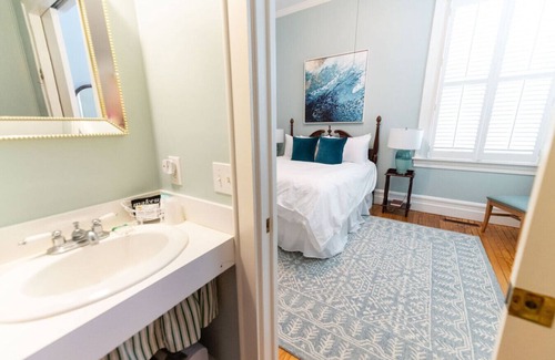 Edenton Bed & Breakfast | Corsair Room - Captain's Quarters Inn, Downtown Historic Edenton
