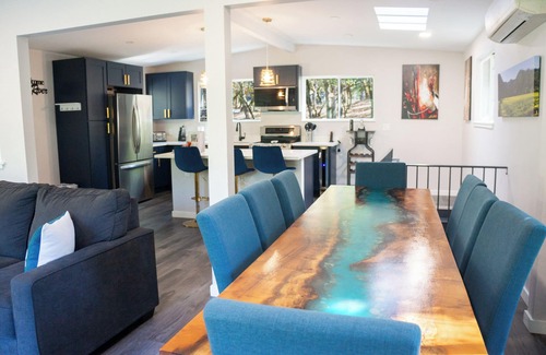 Hacienda House | Cosmo Retreat~Where Style Meets the Redwoods w/BocceBall/HotTub/Pup/WiFi/AC