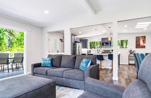 Hacienda House | Cosmo Retreat~Where Style Meets the Redwoods w/BocceBall/HotTub/Pup/WiFi/AC