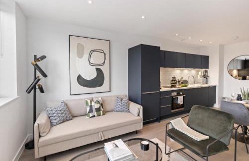 Clock House Apartment | Cosmopolitan Living: Upscale 1BR Gem in Beckenham
