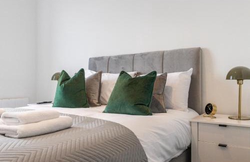 Clock House Apartment | Cosmopolitan Living: Upscale 1BR Gem in Beckenham