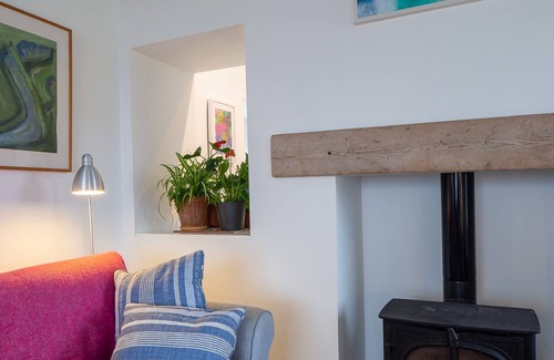Clifden Cottage | Cost two bedroom cottage along the shore