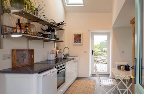 Clifden Cottage | Cost two bedroom cottage along the shore