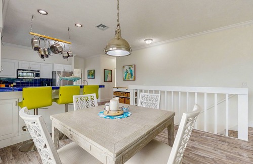 Marathon Villa | Costal waterfront villa with pool, paddleboards & tennis courts