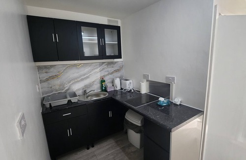 Singlewell Apartment | Cosy 1 Bedroom Annex - Fully Furnished, Just Bring Your Bags!